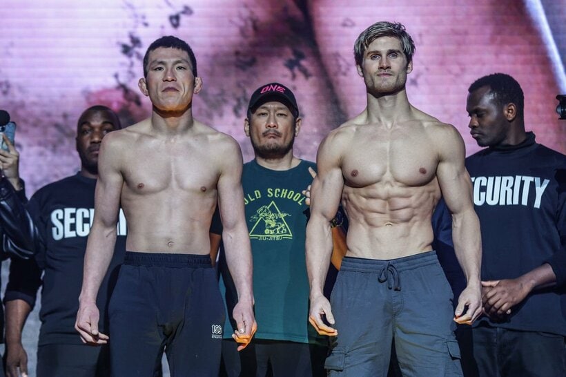 ２７日に計量をクリアした青木とノースカット(C) ONE Championship