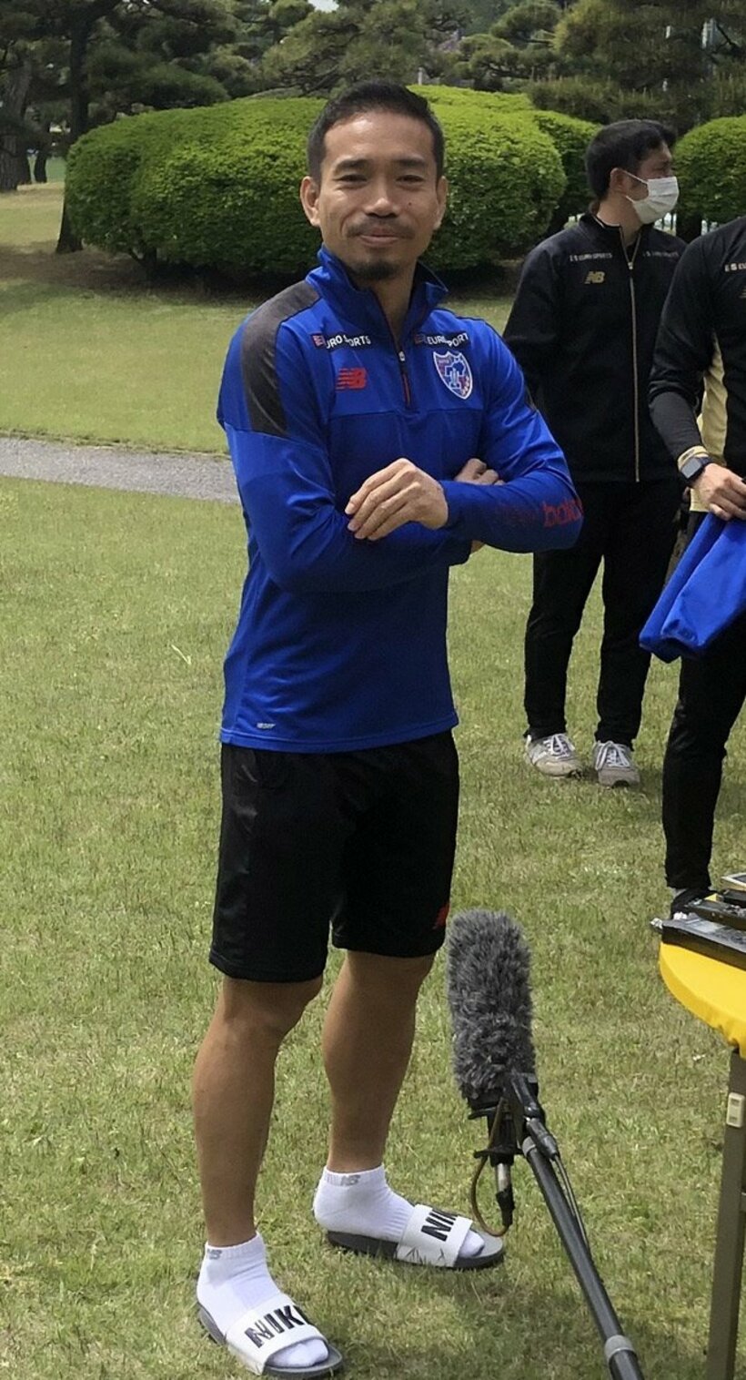  練習後に熱く語る長友（東スポWeb）