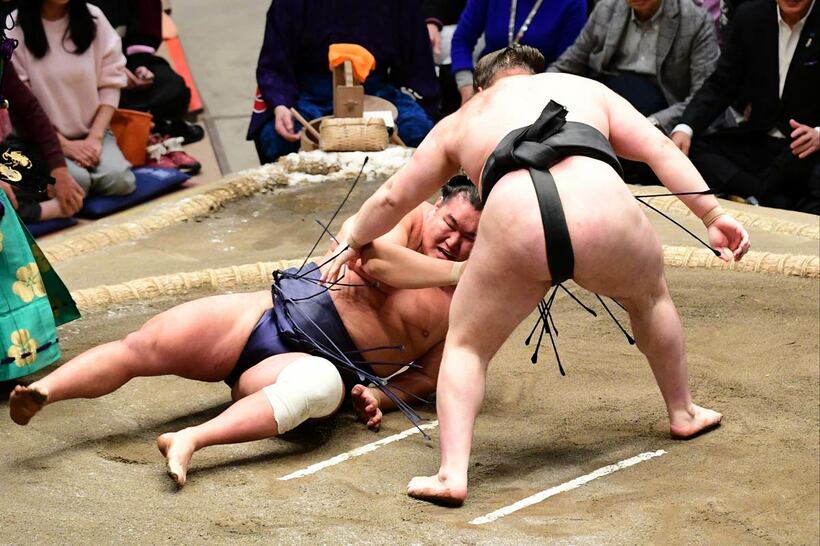 上手投げで土俵の転がった豊昇龍