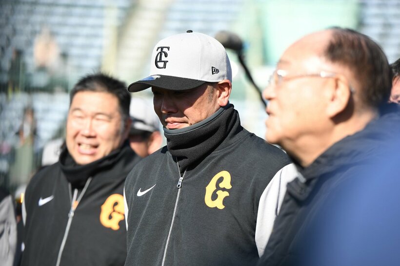 山口寿一オーナーの訓示を聞く阿部慎之助監督