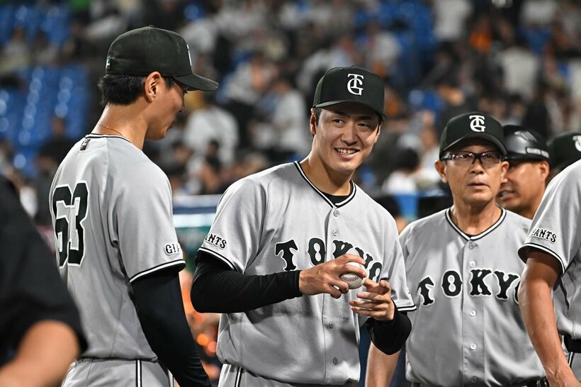 泉（左）からウイニングボールを受け取った巨人・西舘（中央）