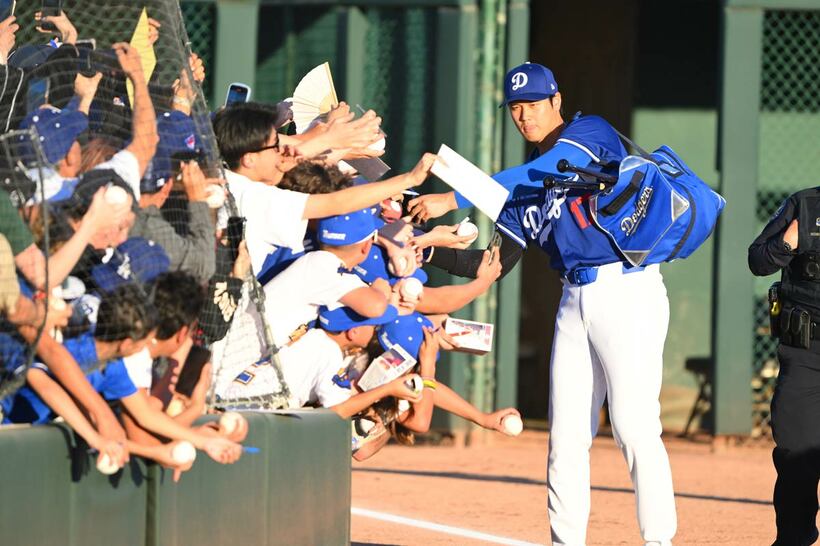 ファンにサインする大谷翔平