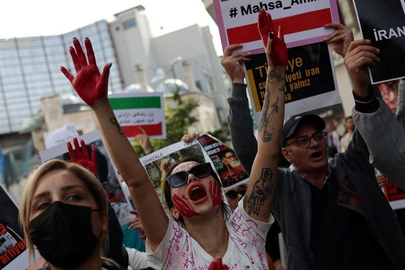 イランに抗議するイスタンブールの人々（ロイター、写真はイメージ）