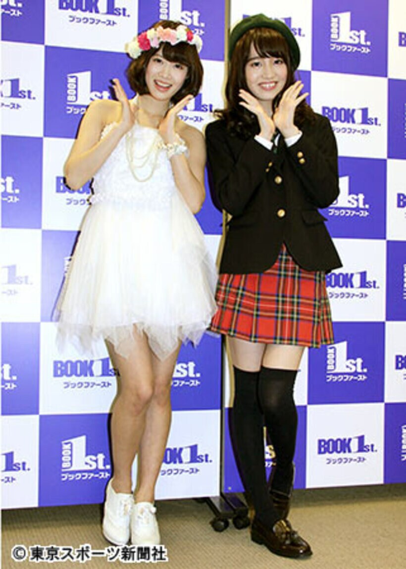 ２０１５年カレンダーの発売記念イベントを行った伊藤（左）と石田