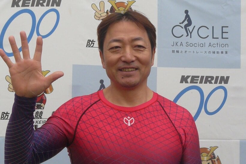 お約束の「５」のポーズで喜びを表現した小泉俊也