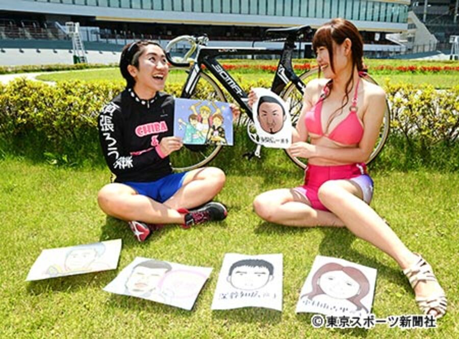 得意のイラストを披露する浦部(左)とももゆい