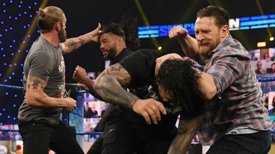  レインズ（左から２人目）とブライアン（右）の激突前に４人が大乱闘 (C)2021 WWE, Inc. All Rights Reserved.
