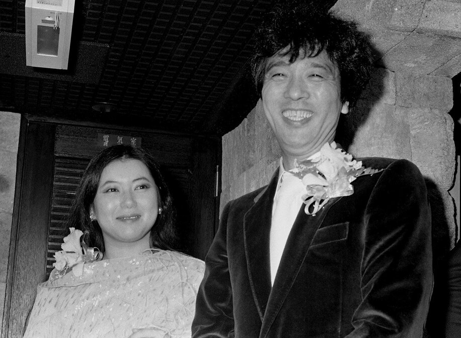  佐藤陽子さん(左)と池田満寿夫さん（１９８０年１月１９日＝東スポWeb）