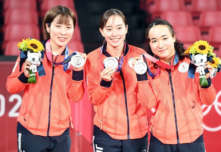  卓球女子団体銀メダルの平野美宇、石川佳純、伊藤美誠（左から）