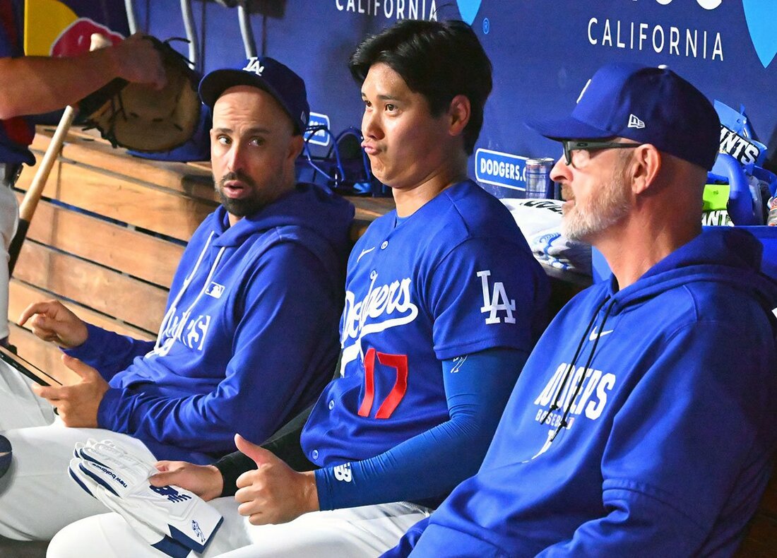 ベンチでおどけるドジャース・大谷翔平(中)
