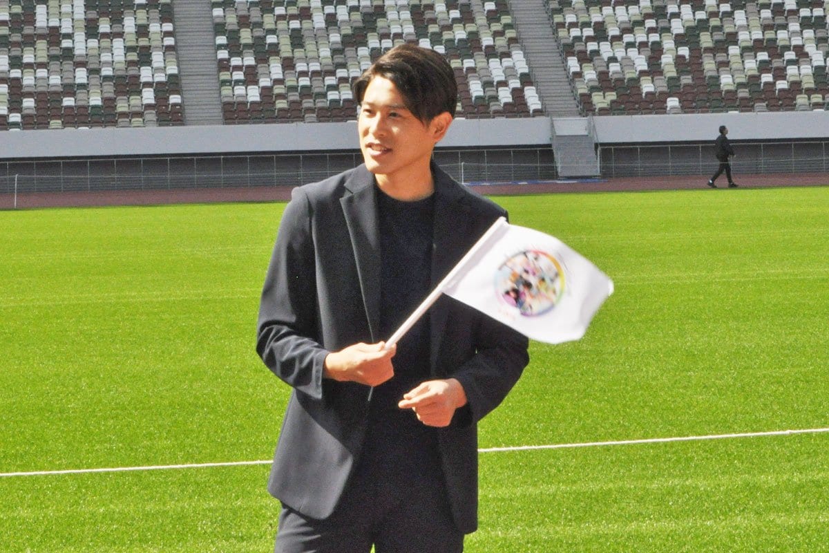 写真：元日本代表DFの内田篤人氏 入社式で登場…国立競技場の〝ピッチ