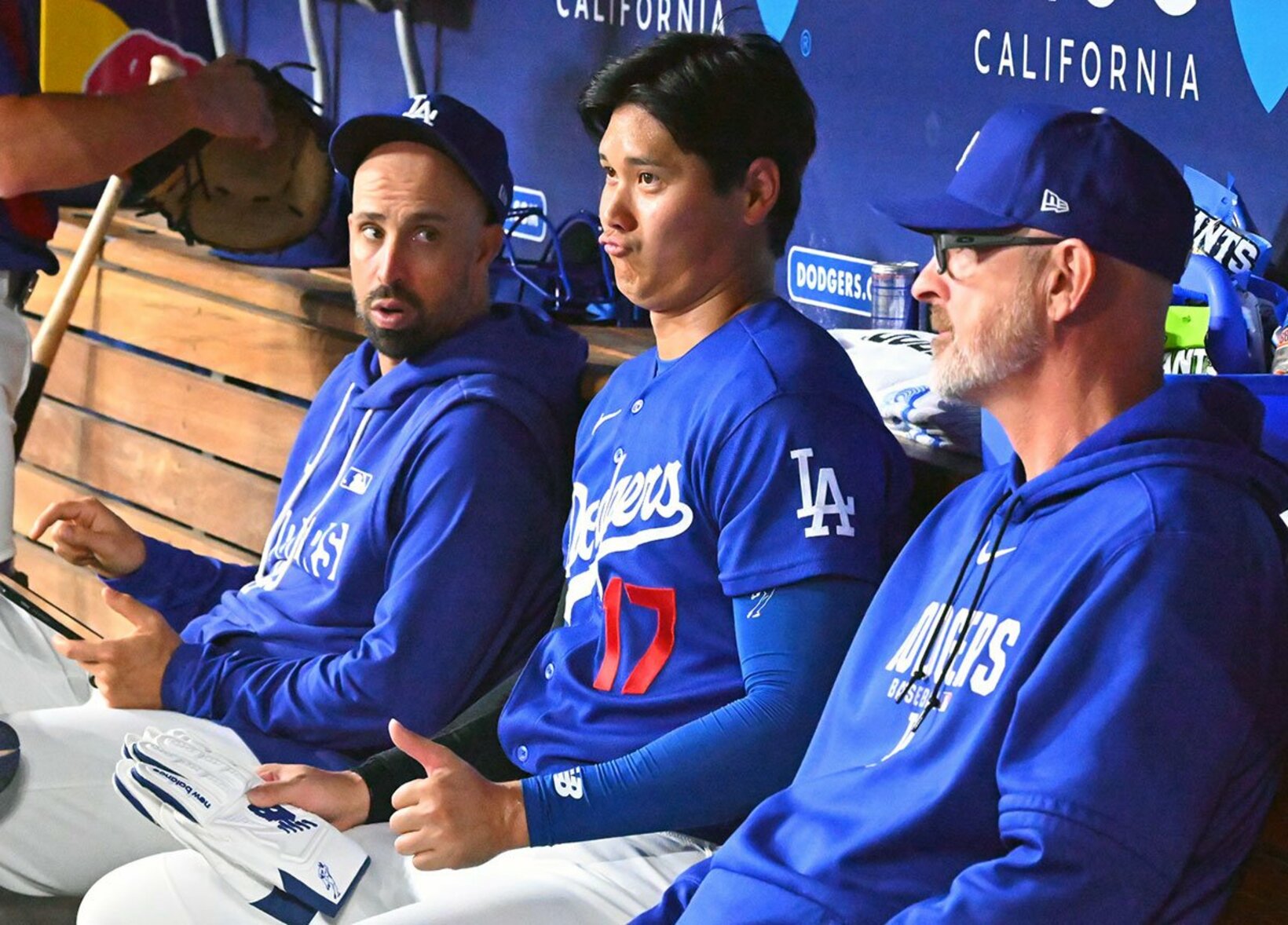 ベンチでおどけるドジャース・大谷翔平(中)
