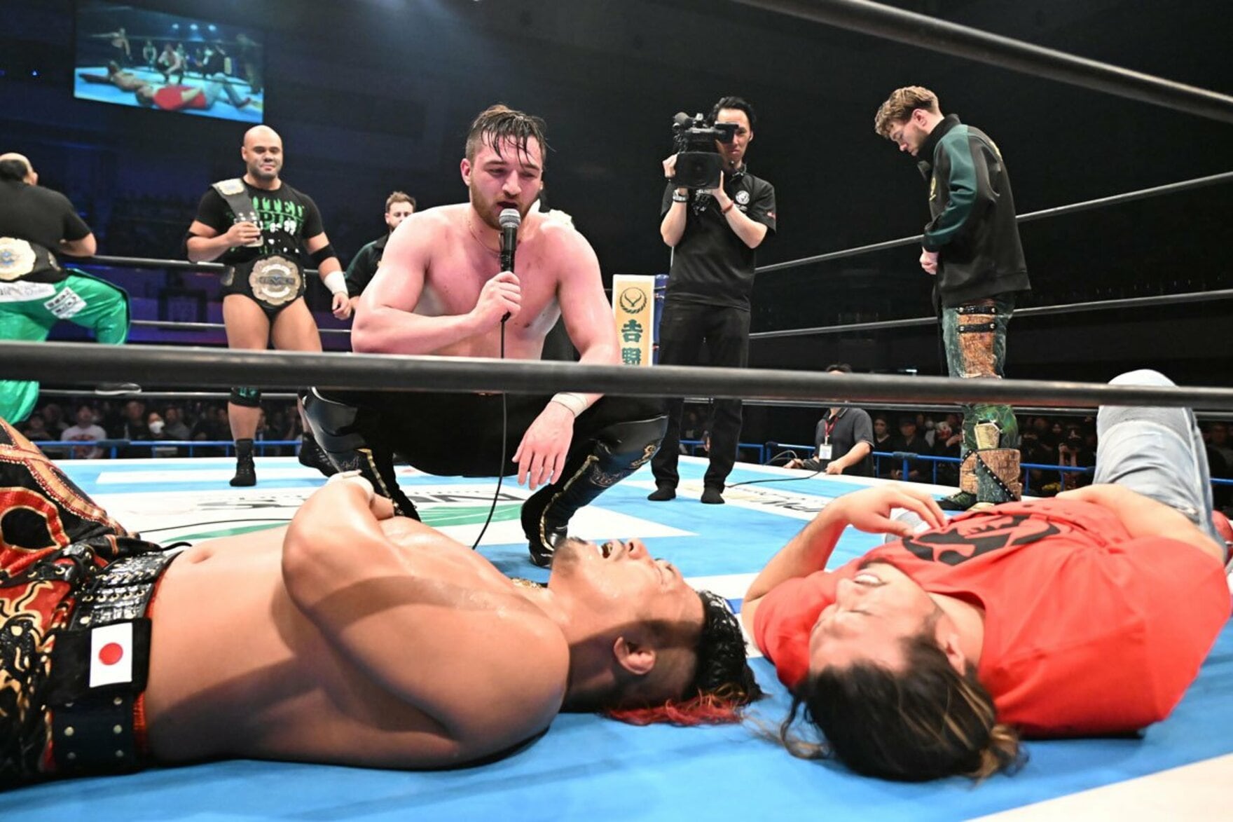 IWGP王座初防衛を果たしたカラム・ニューマン(中)。鷹木信悟(左)と辻陽太に新たな提案を持ちかけた