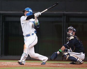 ４回に本塁打を放った郡司裕也