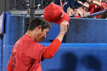 引き上げる新井監督