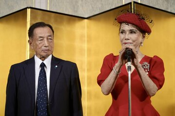 田母神俊雄氏（左）の生誕パーティーで挨拶したデヴィ夫人