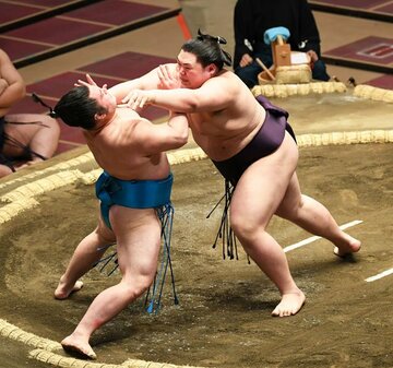  押し倒しで竜虎に勝った王鵬(右)