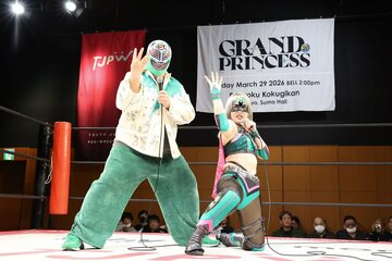 両国大会へのタッグ出陣が決まったスーパー・ササダンゴ・マシン(左)とハイパーミサヲ