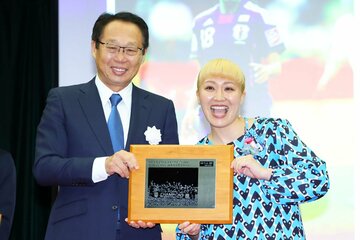 殿堂掲額式典に出席した丸山桂里奈(右)。左は岡田武史氏