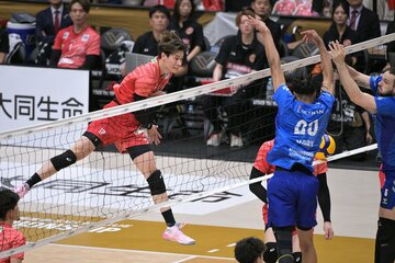 豪快なスパイクを見せるサントリー・高橋藍