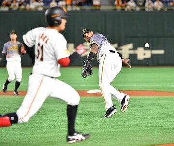  マルテは田中俊太の打球をファンブルし、送球もそらした