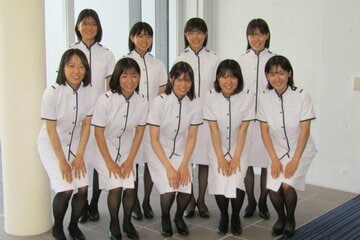 （下段右から）石村日奈那、赤松咲香、日隈茜、諏訪玲奈、野田亜湖（上段右から）戸田海咲音、恵良琴美、高橋涼夏、出穂和鼓