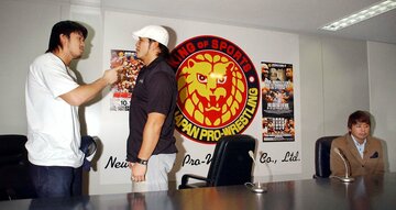 柴田勝頼（左）の遅刻を巡って棚橋弘至（中）と口論。右は中邑真輔