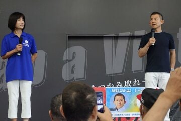 トークショーを行った日高逸子さん（左）と瓜生正義
