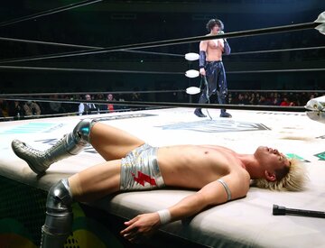 エース・清宮(手前)の敗北は、マット界に衝撃を与えた