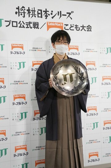  連覇を果たした豊島将之九段（東スポWeb）