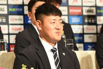 優勝帰国会見で笑顔の岡本和真