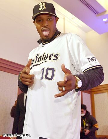  謎のポーズをするジョーンズ