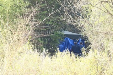 遺体発見現場にはビニールシートがかけられた