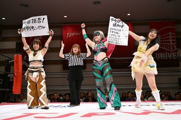 王座戦拒否の紙を持つ中島翔子（左）とハイパーミサヲ（左から３番目）