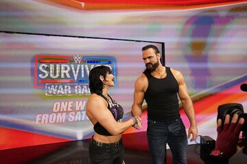 ドリュー・マッキンタイア（右）はジャッジメント・デイのリア・リプリーとがっちり握手（©2023 WWE, Inc. All Rights Reserved.）