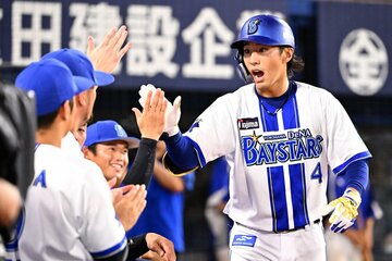 今年でプロ３年目を迎えるDeNA・度会隆輝(右)