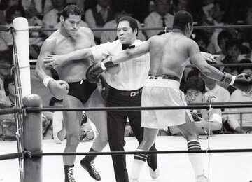 猪木とスピンクスの異種格闘技戦を裁いたガッツ石松（１９８６年）