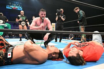 IWGP王座初防衛を果たしたカラム・ニューマン(中)。鷹木信悟(左)と辻陽太に新たな提案を持ちかけた