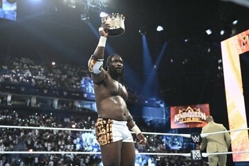 「キング・オブ・ザ・リング」優勝の王冠を掲げるオバ・フェミ©WWE