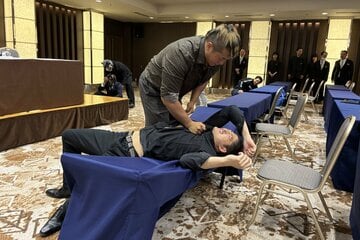 GHC王者・稲村愛輝(上)から机にたたきつけられてしまったOZAWA