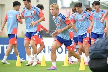 チュニジア戦に向けたトレーニングでアップする堂安