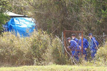 遺体発見現場を調べる捜査員