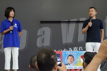 トークショーを行った日高逸子さん(左)と瓜生正義
