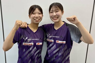 インタビューに応じたソフトテニス女子日本代表の前田梨緒(左)と中谷さくら