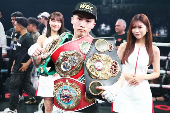 ベルト４本を誇示する井上尚弥