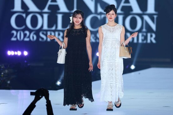 ランウェイを歩く臼井麗香(左)と臼井蘭世