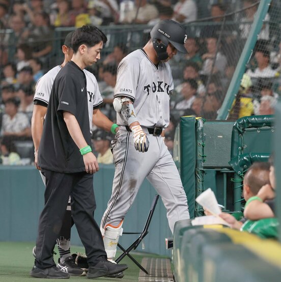 四球を受けてベンチに戻る大城卓三