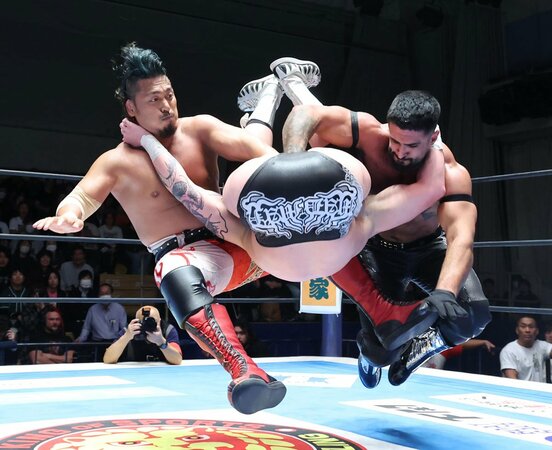 モロニー（右）との「ＷＡＲ　ＤＲＡＧＯＮＳ」で激闘に終止符をつけた鷹木信悟（左）