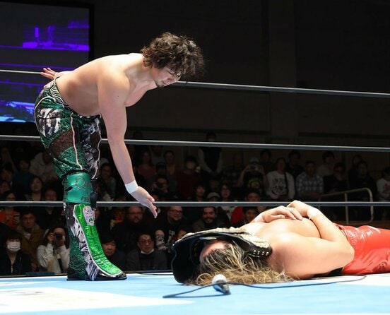 辻陽太を絞め落としポーズを取るジェイク・リー（左）