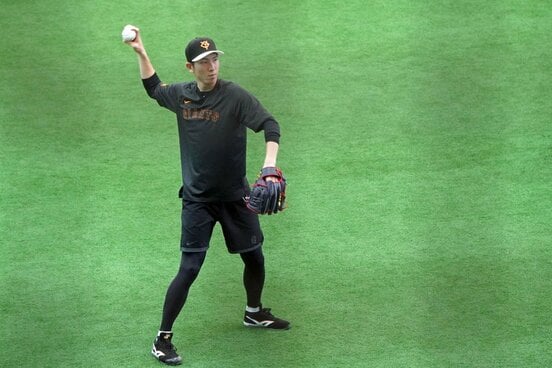 投手練習を行う巨人・戸郷